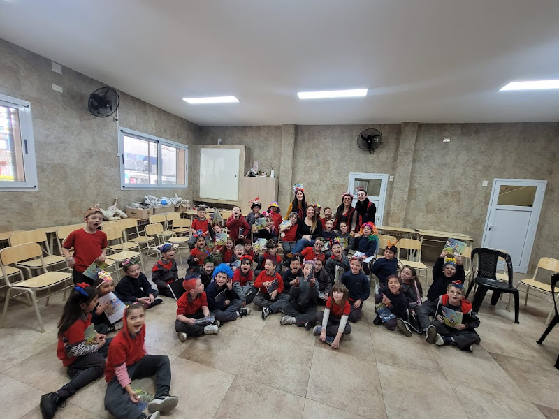 Grupo escolar participando de un encuentro literario
