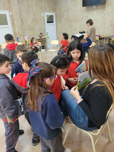 Niños observando y leyendo libros durante una actividad