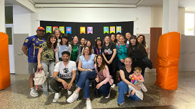 Gabriela Pasam trabajando con sus libros