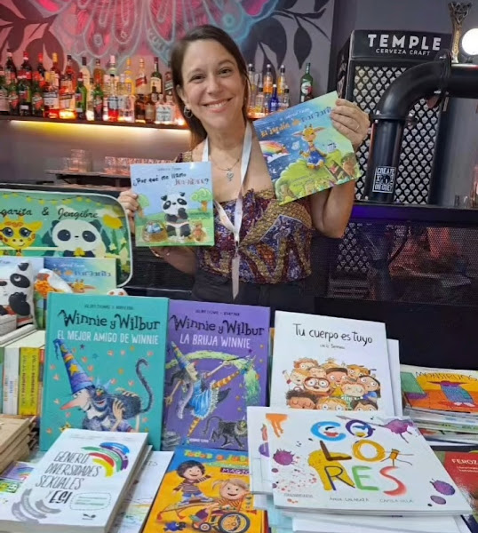 Gabriela Pasam en una feria literaria mostrando sus libros